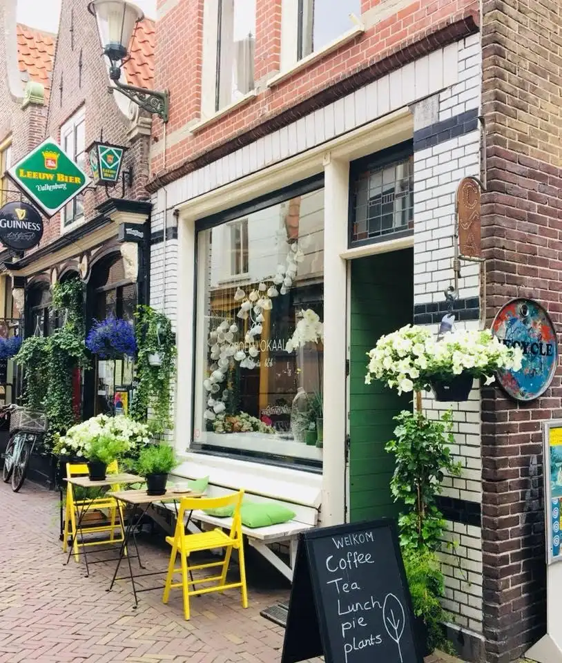 Buitenaanzicht van Groenlokaal met bank en stoelen